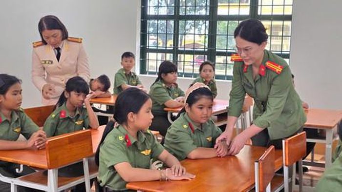 Trung tá Hải Yén và Trung tá Trần Vy Ly tận tình hướng dẫn, chăm sóc các em học sinh khối lớp 6 Trường Văn hoá CAND II trong ngày khai giảng năm học mới