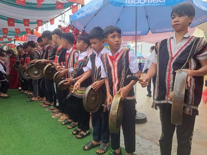 Các em học sinh Tây Nguyên đánh chiêng mừng ngày khai giảng