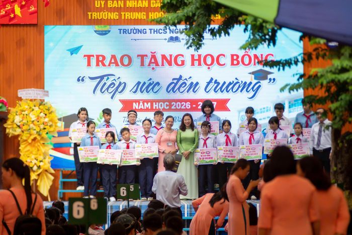 Bà Phạm Thị Thanh Nhàn, Chủ tịch UBND phường Hạnh Thông dự lễ khai giảng và trao học bổng tại Trường THCS Nguyễn Văn Trỗi