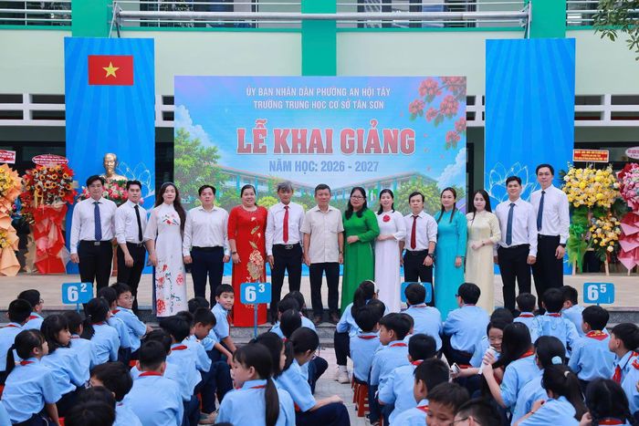 Ông Trần Đoàn Trung Bí thư Đảng ủy, Chủ tịch HĐND phường An Hội Tây dự khai giảng tại Trường THCS Tân Sơn