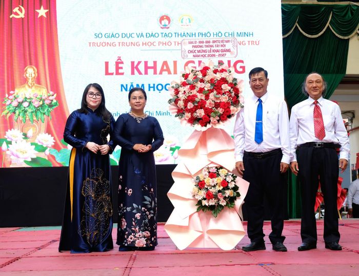 Bà  Nguyễn Thị Thu Hà, Bí thư Đảng ủy, Chủ tịch HĐND phường Thông Tây Hội dự lễ khai giảng năm học 2026 - 2027