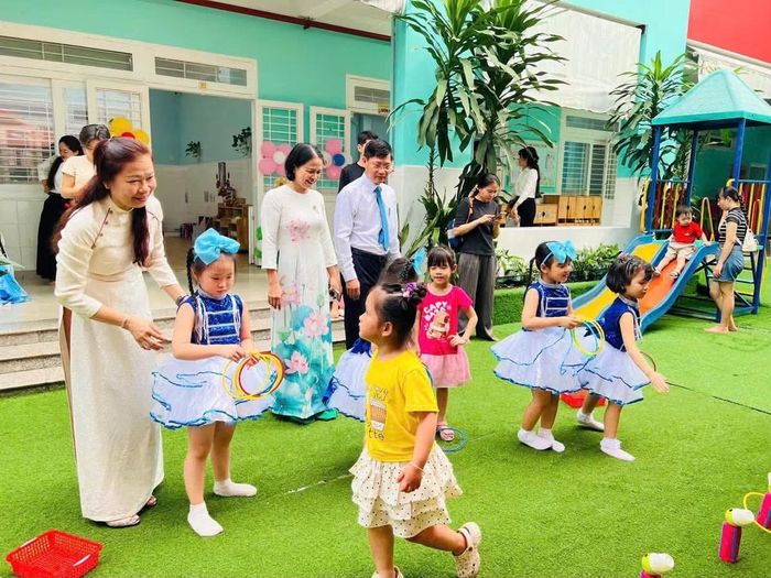 Ông Ngô Văn Hải, Phó Chủ tịch UBND phường Gò Vấp cùng các đại biểu tham quan cơ sở vật chất và khu vui chơi của các em học sinh mầm non