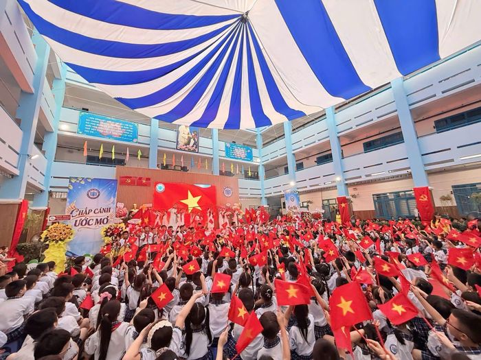 Rực rỡ sắc cờ tại các trường học trên địa bàn phường Thông Tây Hội