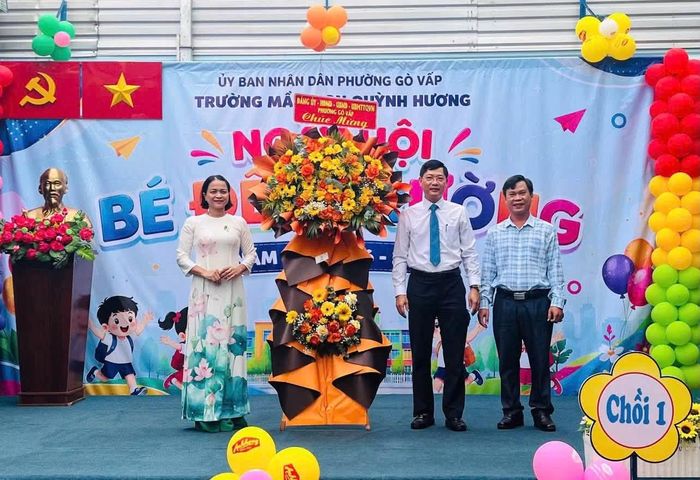 Lãnh đạo phường Gò Vấp tặng hoa chúc mừng lễ khai giảng tại Trường mầm non Quỳnh Hương