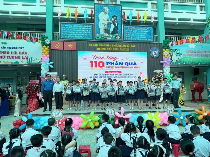 Đảng uỷ, HĐND, UBND phường An Hội Tây tặng quà cho học sinh có hoàn cảnh khó khăn