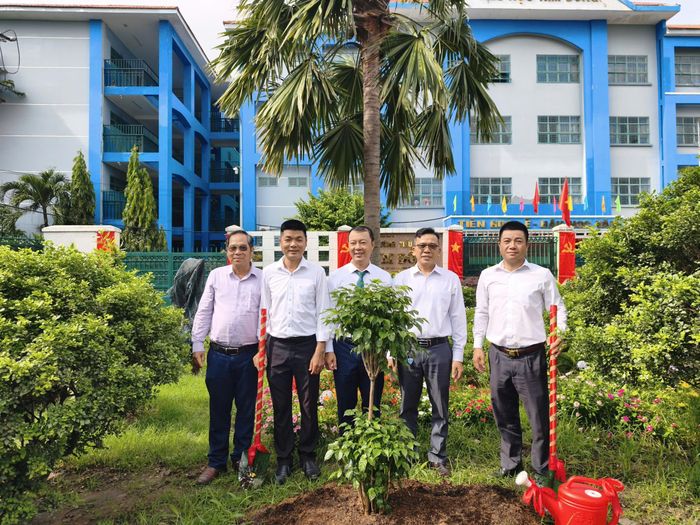 Ban đại diện cha mẹ học sinh trồng cây trong ngày khai giảng