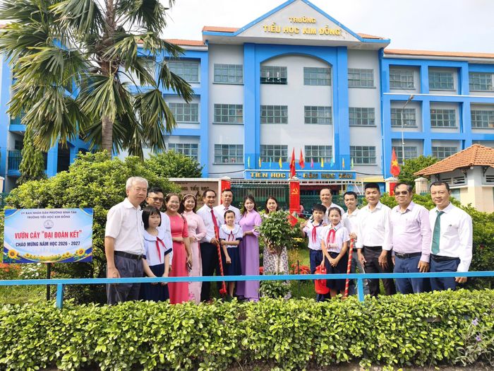 Ban giám hiệu Trường tiểu học Kim Đồng cùng Ban đại diện cha mẹ học sinh và các em học sinh trồng cây ngày khai giảng theo Kế hoạch phát động phong trào trồng, chăm sóc và bảo vệ cây xanh nhân dịp khai giảng của Ban Thường trực Ủy ban Mặt trận Tổ quốc Việt Nam Thành phố Hồ Chí Minh