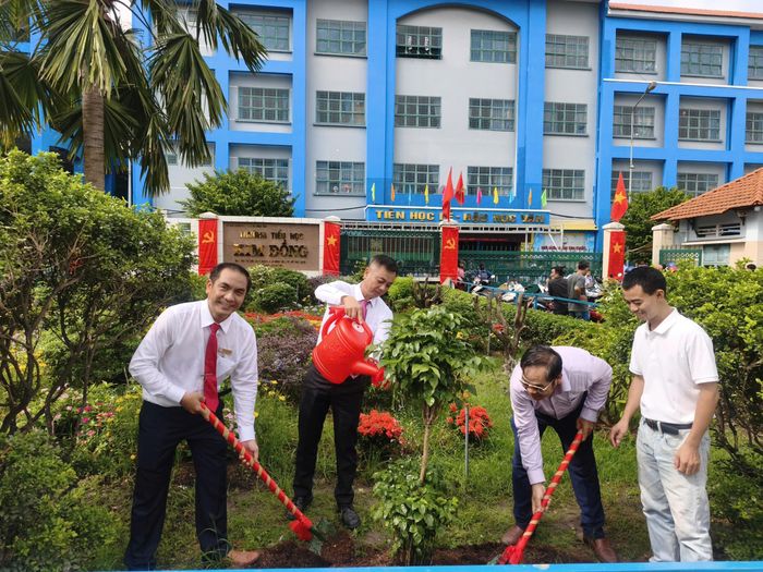 Thầy Vũ Văn Gần - Hiệu Trưởng Trường tiểu học Kim Đồng cùng Ban giám hiệu và Ban đại diện cha mẹ học sinh trường trồng cây ngày khai giảng
