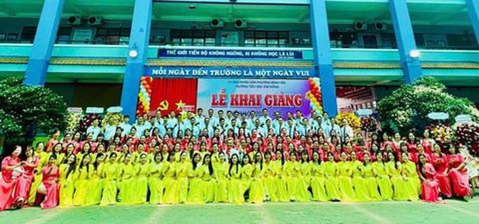 Tập thể Ban giám hiệu Trường Tiểu học Kim Đồng (P.Bình Tân) chụp ảnh lưu niệm, hứng khởi bước vào năm học 2026-2027