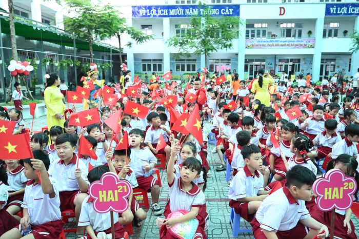 Với sự hướng dẫn tận tình của các thầy cô, các em học sinh nhanh chóng ổn định chỗ ngồi chờ đến giờ khai giảng