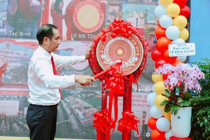 Thầy Vũ Văn Gần - Hiệu Trưởng Trường tiểu học Kim Đồng đánh trống khai giảng đồng loạt cùng các cơ sở giáo dục trên cả nước