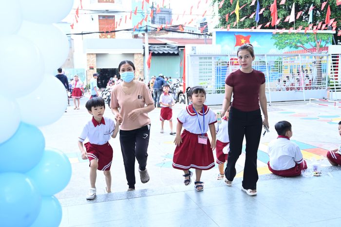 Ngay từ sáng sớm, khi phải hơn 30 phút nữa mới đến giờ các bé tập chung khai giảng theo quy định, các bậc phụ huynh đã đưa các con vào điểm trường