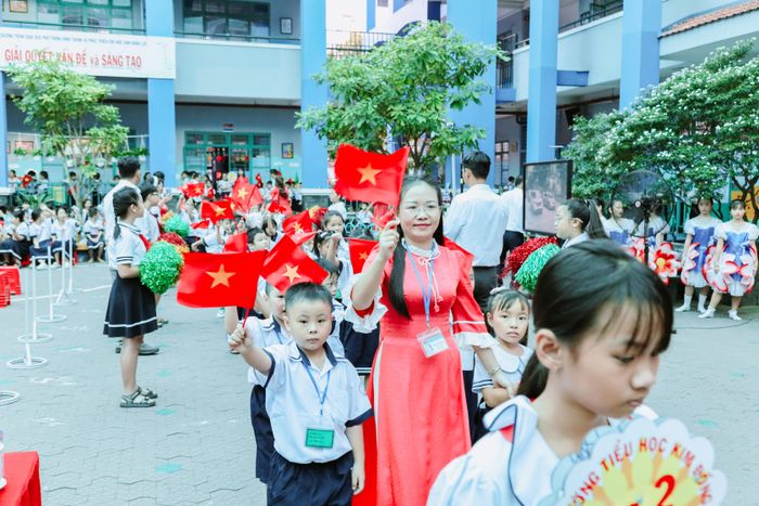 Vừa vào đến sân trường các bé được các cô giáo ra đón và hướng dẫn vào chỗ ngồi đúng lớp của mình