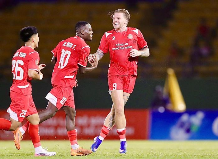  Cummings ấn định tỷ số 3-1 cho Công an TPHCM. Ảnh: Mai Anh 