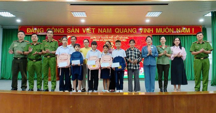 Công an phường tặng quà cho các em học sinh trước thềm năm học mới