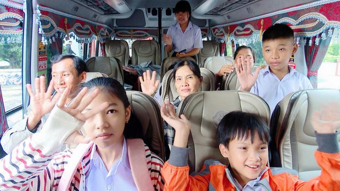 Từ sự ra đời của mô hình này, các con đã có những người cha, người mẹ đỡ đầu mang trên mình sắc phục màu xanh