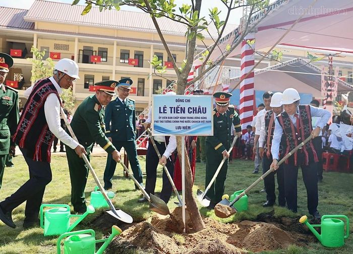 Phó Thủ tướng Chính phủ Lê Tiến Châu trồng cây lưu niệm tại sân trường. Ảnh: Chinhphu.vn