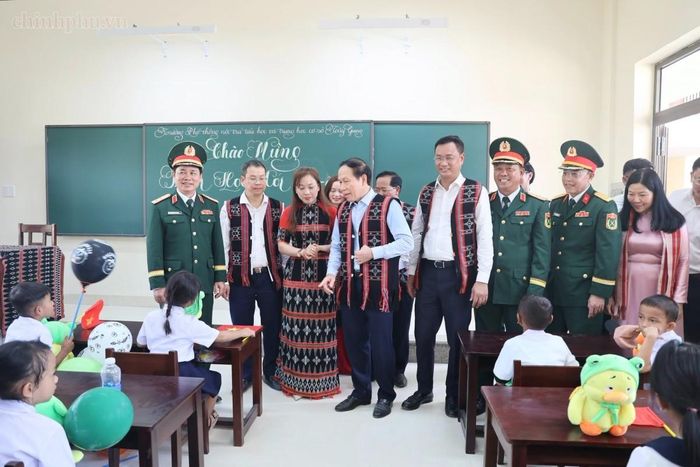 Phó Thủ tướng Chính phủ Lê Tiến Châu thăm lớp học và trò chuyện với giáo viên, học sinh. Ảnh: Chinhphu.vn