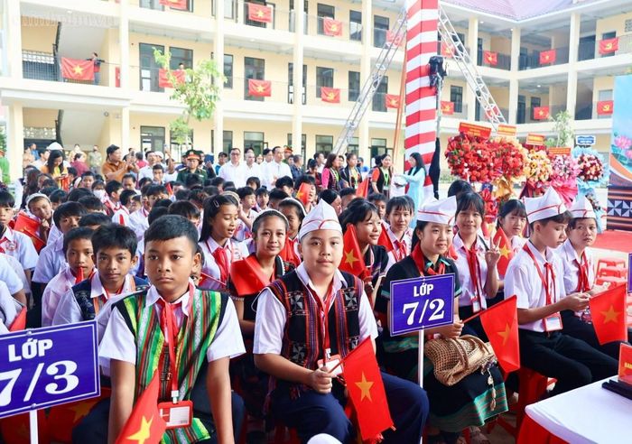 Các em học sinh hân hoan đón chào năm học mới. Ảnh: Chinhphu.vn