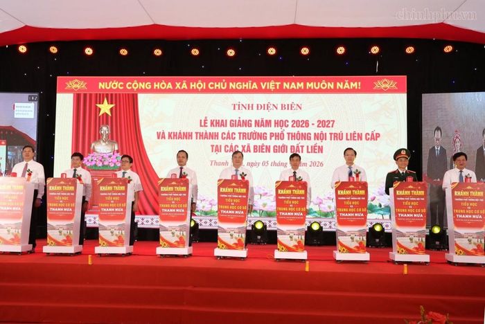 Phó Thủ tướng Thường trực Phạm Gia Túc và các đại biểu thực hiện nghi thức khánh thành Trường Phổ thông nội trú Tiểu học và Trung học cơ sở Thanh Nưa (Điện Biên). Ảnh: Chinhphu.vn