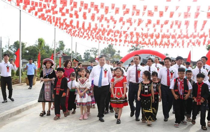 Phó Thủ tướng Thường trực Phạm Gia Túc dự Lễ khánh thành và khai giảng năm học mới tại điểm cầu Trường Phổ thông nội trú Tiểu học và Trung học cơ sở Thanh Nưa (Điện Biên). Ảnh: Chinhphu.vn