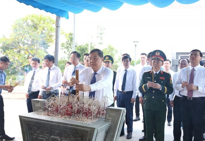 Phó Thủ tướng Thường trực Chính phủ Phạm Gia Túc dâng hương, dâng hoa tưởng niệm các Anh hùng liệt sĩ tại Đền thờ các anh hùng liệt sĩ tại Chiến trường Điện Biên Phủ. Ảnh: Chinhphu.vn