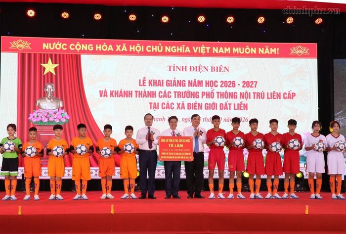 Phó Thủ tướng Thường trực Chính phủ Phạm Gia Túc trao quà của đồng chí Tổng Bí thư, Chủ tịch nước Tô Lâm cho học sinh nhà trường. Ảnh: Chinhphu.vn