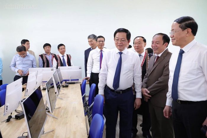 Phó Thủ tướng Hồ Quốc Dũng thăm cơ sở vật chất nhà trường. Ảnh: Chinhphu.vn