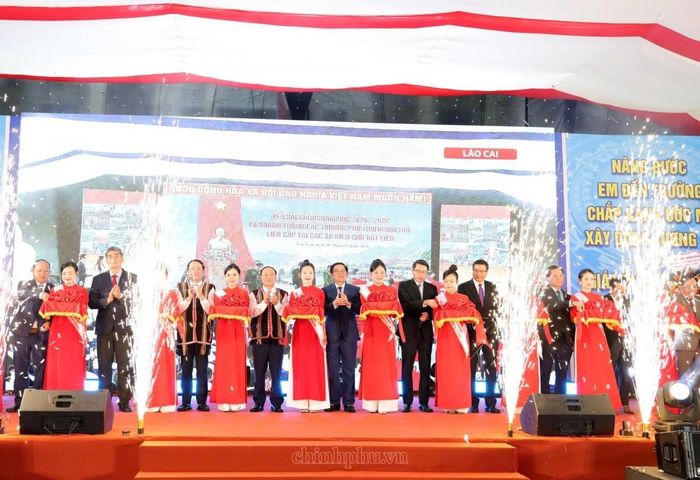 Phó Thủ tướng Hồ Quốc Dũng và các đại biểu thực hiện nghi thức cắt băng khánh thành và bàn giao, đưa công trình vào sử dụng. Ảnh: Chinhphu.vn
