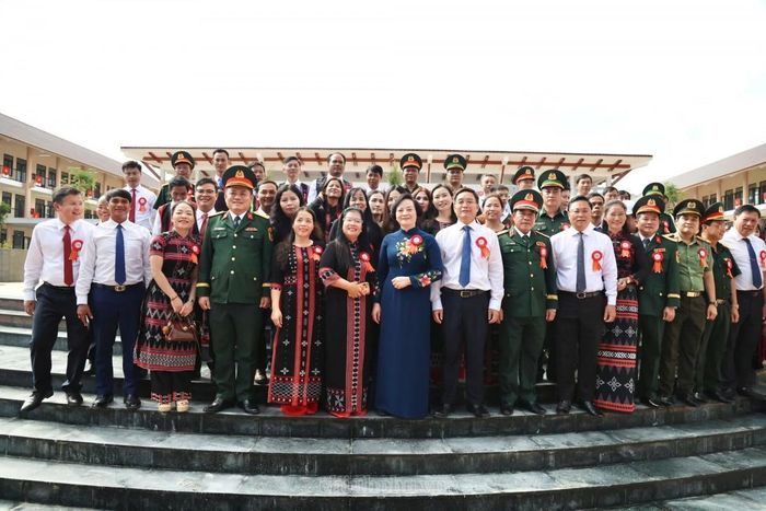 Phó Thủ tướng cùng cán bộ, giáo viên Trường Phổ thông nội trú Tiểu học và Trung học cơ sở A Lưới 3. Ảnh: Chinhphu.vn