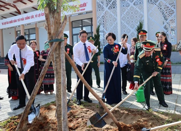Phó Thủ tướng và các đại biểu trồng cây lưu niệm tại nhà trường. Ảnh: Chinhphu.vn