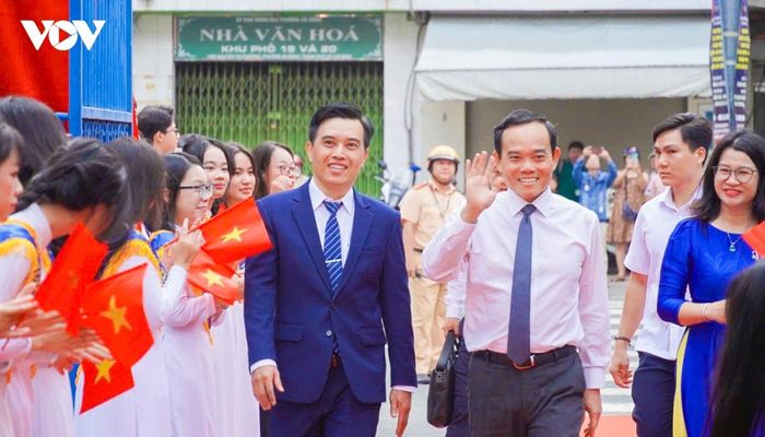 Ủy viên Bộ Chính trị, Bí thư Thành ủy TP.HCM Trần Lưu Quang đến dự lễ khai giảng tại Trường THPT Trần Khai Nguyên, phường An Đông