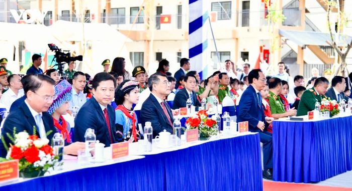 Buổi lễ được tổ chức đồng thời trên cả nước theo hình thức trực tiếp kết hợp trực tuyến, kết nối từ điểm cầu chính Trường Phổ thông nội trú Tiểu học và Trung học cơ sở Mường Khương tới các tỉnh, thành phố.