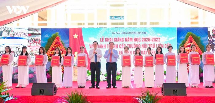 Đại tướng Nguyễn Trọng Nghĩa, Ủy viên Bộ Chính trị, Bí thư Trung ương Đảng, Chủ nhiệm Tổng cục Chính trị Quân đội nhân dân Việt Nam và nguyên Phó Thủ tướng Mai Văn Chính đến dự lễ khai giảng tại Trường THPT chuyên Trần Văn Giàu năm học 2026 - 2027; tặng quà động viên học sinh Trường THPT chuyên Trần Văn Giàu (tỉnh Tây Ninh)