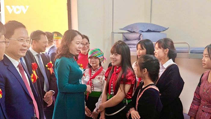 Bí thư Trung ương Đảng, Phó Chủ tịch nước Võ Thị Ánh Xuân và các đại biểu đến dự Lễ khai giảng và khánh thành Trường Phổ thông nội trú Tiểu học và Trung học cơ sở Chiềng Sơn, thuộc tỉnh Sơn La