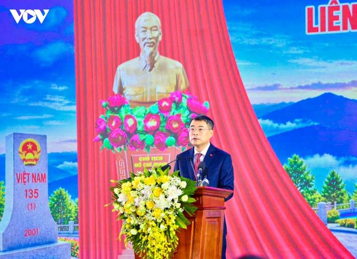 Thủ tướng Chính phủ Lê Minh Hưng phát biểu tại lễ khai giảng năm học 2026-2027 và khánh thành các trường phổ thông nội trú liên cấp tại các xã biên giới đất liền. Tại đây, Thủ tướng Chính phủ Lê Minh Hưng trao quà của Tổng Bí thư, Chủ tịch nước Tô Lâm tặng học sinh các trường phổ thông nội trú liên cấp. Thủ tướng Lê Minh Hưng cũng trao sách giáo khoa tặng Trường Phổ thông nội trú Tiểu học và Trung học cơ sở Mường Khương.