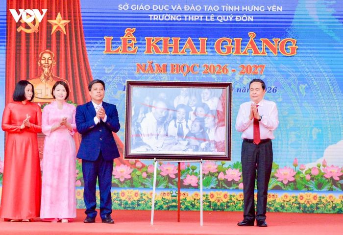Chủ tịch Quốc hội Trần Thanh Mẫn trao quà tặng Trường trung học phổ thông Lê Quý Đôn tại lễ khai giảng năm học mới