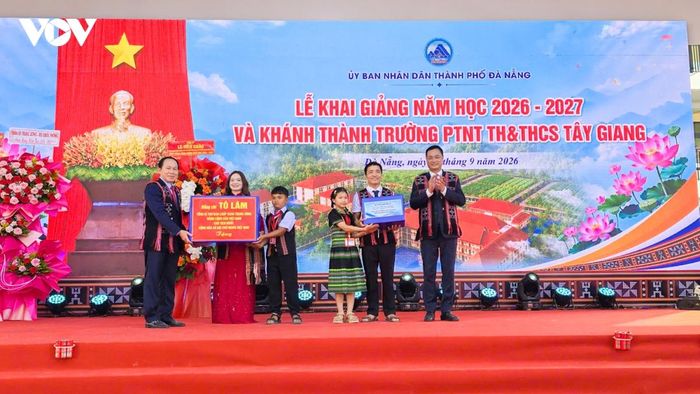 Ủy viên Trung ương Đảng, Phó Thủ tướng Chính phủ Lê Tiến Châu trao các phần quà của Tổng Bí thư, Chủ tịch nước Tô Lâm cho thầy và trò Trường Phổ thông nội trú Tiểu học - Trung học cơ sở xã Tây Giang, thành phố Đà Nẵng