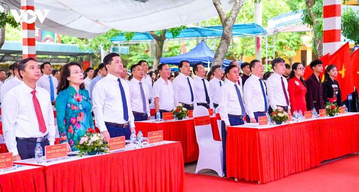 Ủy viên Bộ Chính trị, Thường trực Ban Bí thư Trần Cẩm Tú cùng các đại biểu thực hiện nghi thức chào cờ tại Lễ khai giảng tại Trường phổ thông dân tộc nội trú tỉnh Bắc Ninh