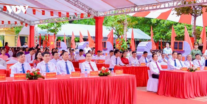 Cùng dự có các Ủy viên Trung ương Đảng: Tổng Thư ký Quốc hội, Chủ nhiệm Văn phòng Quốc hội Lê Quang Mạnh; Chủ nhiệm Ủy ban Văn hóa và Xã hội Nguyễn Đắc Vinh; Bí thư Tỉnh ủy Hưng Yên Phạm Quang Ngọc. Ngoài ra còn có Thứ trưởng Bộ Giáo dục và Đào tạo Lê Quân; Phó Bí thư Tỉnh ủy, Chủ tịch HĐND tỉnh Hưng Yên Trần Quốc Văn...