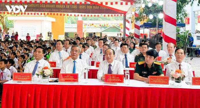Thượng tướng Nguyễn Doãn Anh - Ủy viên Trung ương Đảng, Phó Chủ tịch Quốc hội (hàng đầu, bên trái) dự Lễ khai giảng năm học 2026-2027 và khánh thành Trường Phổ thông nội trú Tiểu học và THCS Sơn Thuỷ, tỉnh Thanh Hóa