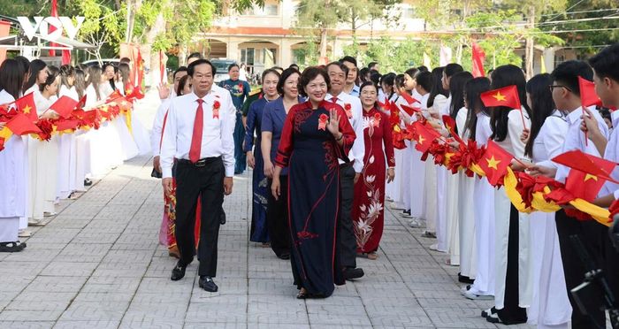 Ủy viên Trung ương Đảng, Phó Chủ tịch Quốc hội Nguyễn Thị Hồng dự lễ khai giảng tại Trường THCS và THPT Ngã Sáu (xã Châu Thành, TP Cần Thơ)