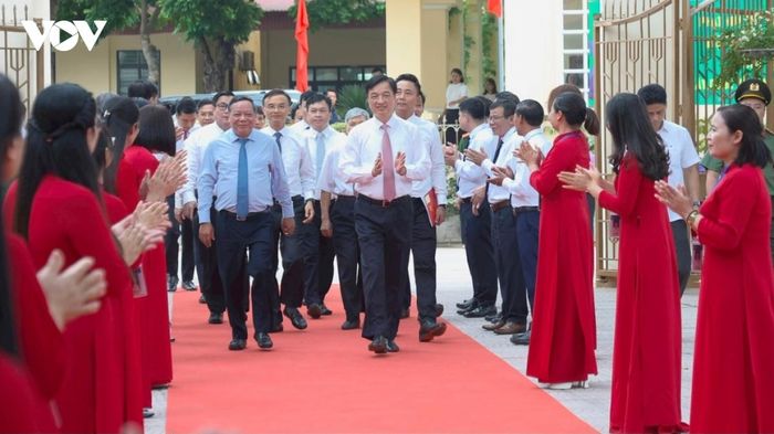 Ủy viên Bộ Chính trị, Bí thư Trung ương Đảng, Trưởng Ban Tổ chức Trung ương Nguyễn Duy Ngọc cùng lãnh đạo Trung ương và thành phố Hà Nội đến tham dự Lễ khánh thành Trường Tiểu học, THCS và THPT Minh Châu khai giảng năm học 2026-2027 tại xã đảo Minh Châu, TP Hà Nội. Ảnh: Thanh Hải