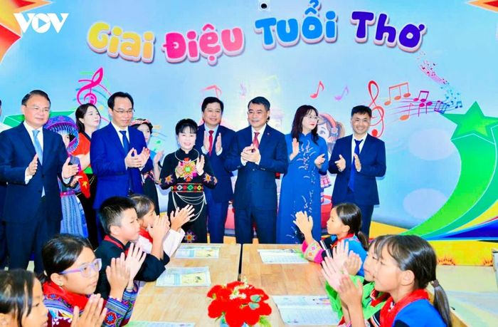 Thủ tướng Lê Minh Hưng thăm phòng học mới và trò chuyện cùng các em học sinh.