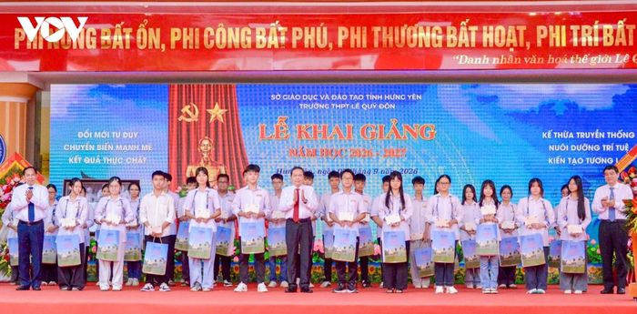 Chủ tịch Quốc hội Trần Thanh Mẫn trao phần quà cho các học sinh tại điểm cầu Trường THPT Lê Quý Đôn, tỉnh Hưng Yên
