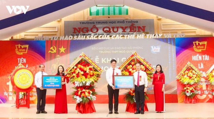 Bí thư Trung ương Đảng, Chánh án Toà án nhân dân tối cao Nguyễn Văn Quảng và Ủy viên Trung ương Đảng, Phó Trưởng Ban Chính sách, chiến lược Trung ương Nguyễn Kim Sơn tặng phòng học Tin học và phòng học STEM cho Trường THPT Ngô Quyền, TP Hải Phòng