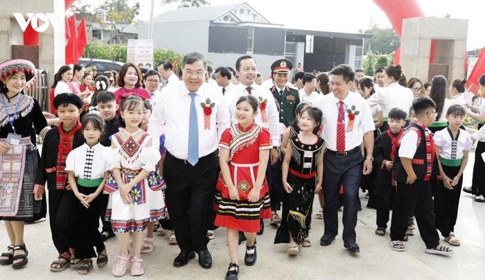 Ủy viên Bộ Chính trị, Phó Thủ tướng Thường trực Chính phủ Phạm Gia Túc dự Lễ khánh thành và khai giảng năm học mới tại điểm cầu Trường Phổ thông nội trú Tiểu học và Trung học cơ sở Thanh Nưa (Điện Biên)