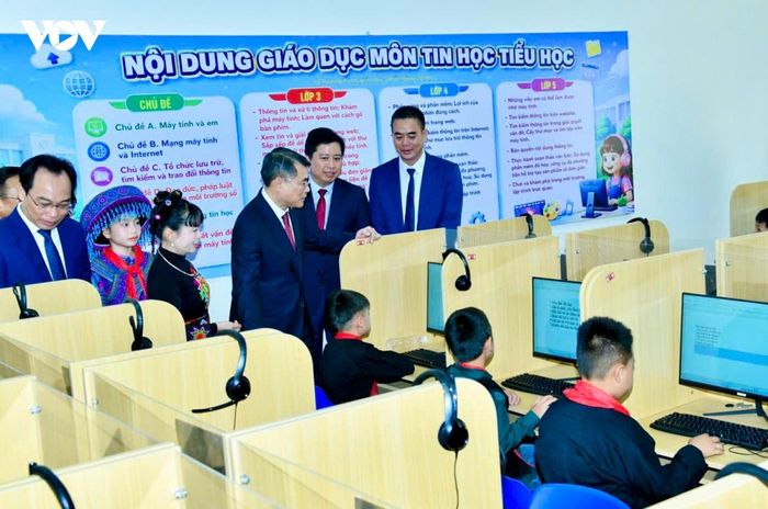 Thủ tướng Lê Minh Hưng thăm phòng học mới và kỳ vọng năm học 2026-2027 phải là năm đổi mới thực chất từ bên trong mỗi nhà trường, mỗi lớp học, từng người thầy, từng học sinh, sinh viên và toàn ngành giáo dục