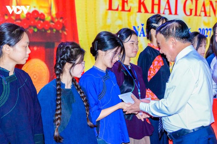 Thường trực Ban Bí thư Trần Cẩm Tú tặng quà cho các học sinh có hoàn cảnh khó khăn