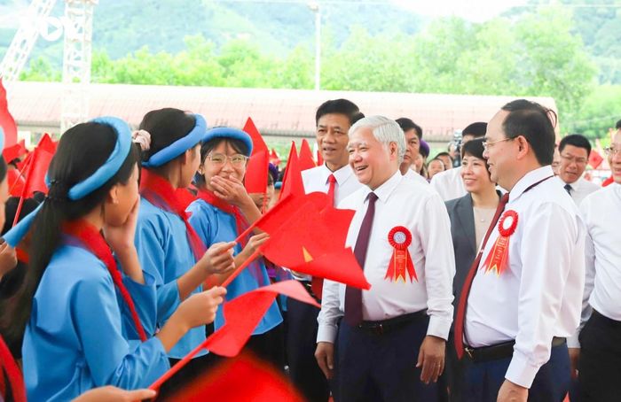 Ủy viên Bộ Chính trị, Phó Chủ tịch Thường trực Quốc hội Đỗ Văn Chiến dự Lễ khai giảng năm học 2026-2027 tại Trường Phổ thông Nội trú Tiểu học và THCS Bình Liêu, Quảng Ninh
